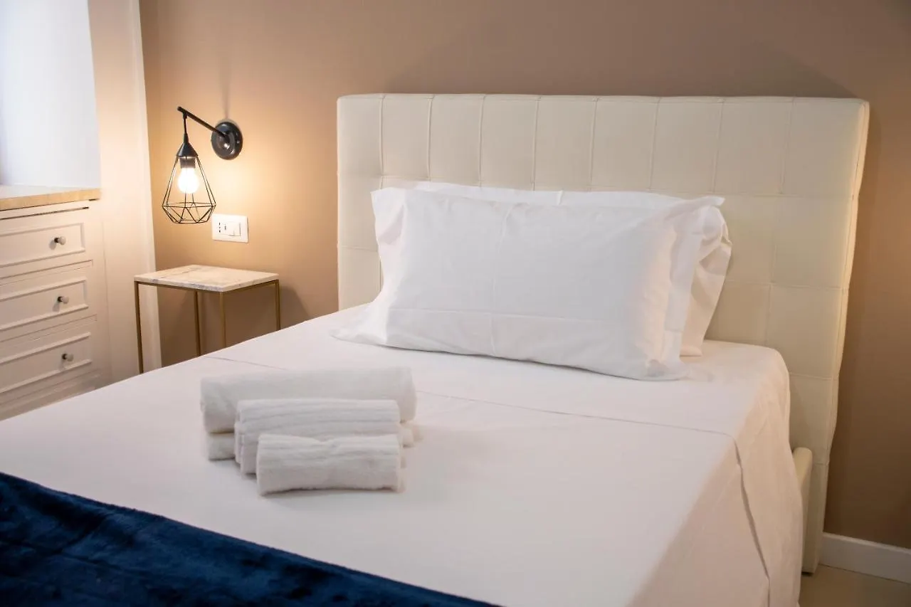Castalia Apartments & Rooms Duomo 陶尔米纳 0*,