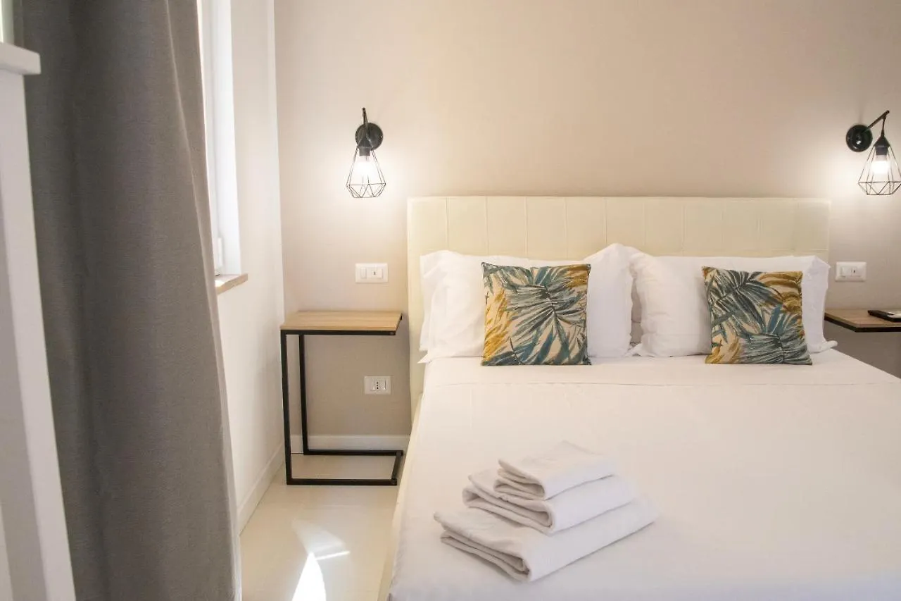 Castalia Apartments & Rooms Duomo 陶尔米纳